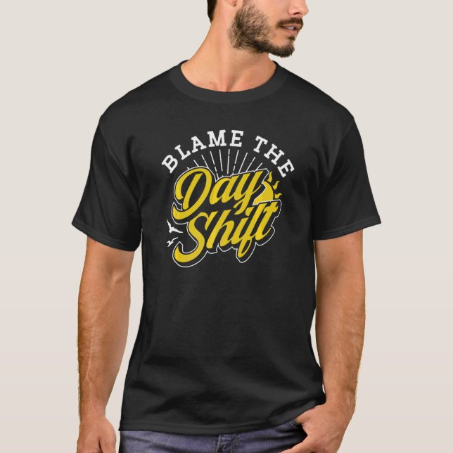 T-shirt Blâmer Le Jour Shift Collègue Job Night Shift Work (Devant)