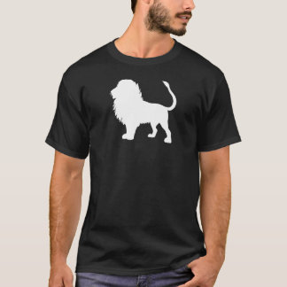 T-shirt blanc de lion sur l'obscurité