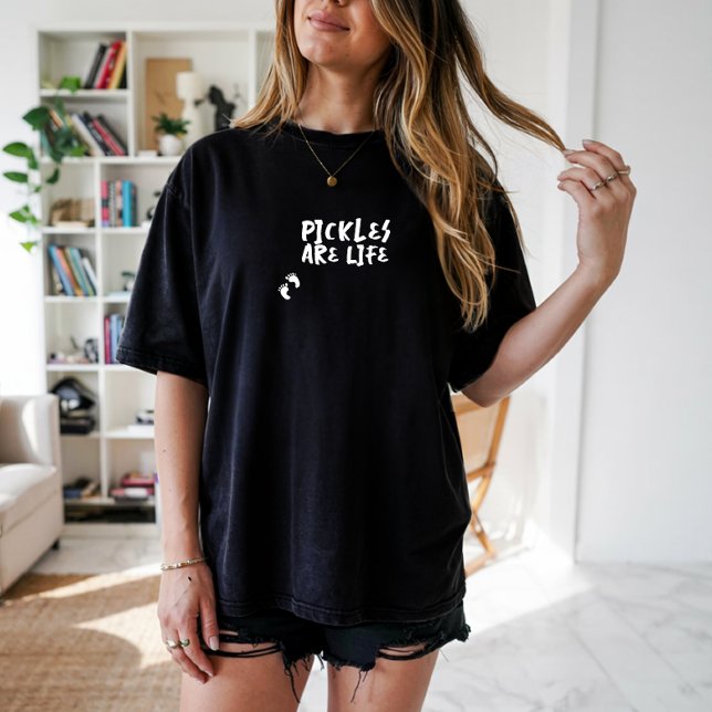 T-shirt blanc empreinte de grossesse humoristique (This charming pregnancy tee with  delightful white fingerprint  & phrase "pickle are life")