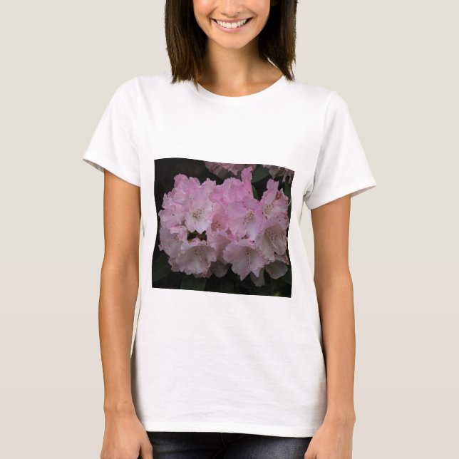 T-shirt blanc féminin aux élégantes fleurs roses (Devant)