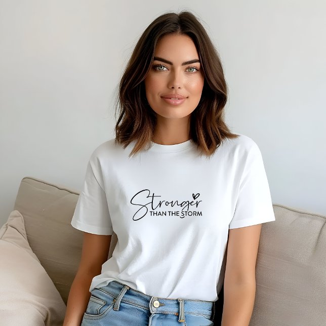 T-shirt Blanc plus fort que la femme de la tempête (White Stronger Than the Storm Woman T-Shirt)