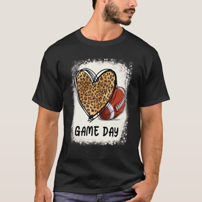 T-shirt Bleached  Game Day Football Mom Life Leopard Heart (Devant)