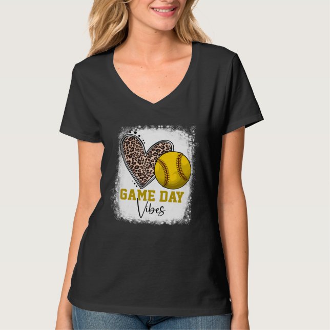 T-shirt Bleached Softball Game Day Vibes Softball Mom Moth (Devant)