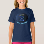T-shirt Bleu brillant Chanukkah Menorah<br><div class="desc">Une menorah moderne,  métallique,  bleue de Chanukkah,  avec un lion en silhouette,  contre un arrière - plan sombre et nocturne. Les neuf bougies sont allumées. Le texte hébreu "Chag Chanukkah Sameach" (Hanoukka heureuse) apparaît également en bleu et blanc éclatant.</div>