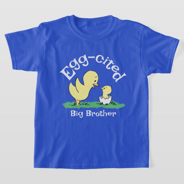 T-shirt bleu frère aîné excité par l'œuf (Poser)