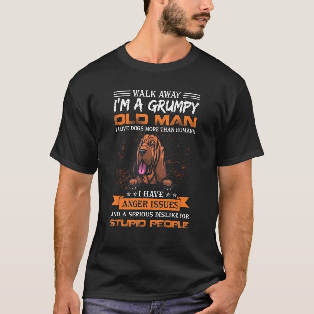T-shirt Bloodhound Dog Walking Away Je suis Un Vieux Homme (Devant)