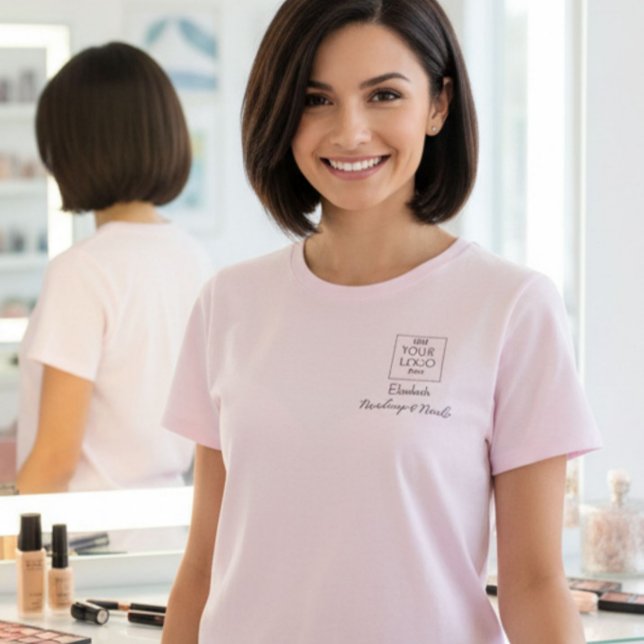 T-shirt Blush Pink Script Staff Name Business Logo Makeup (Créateur téléchargé)