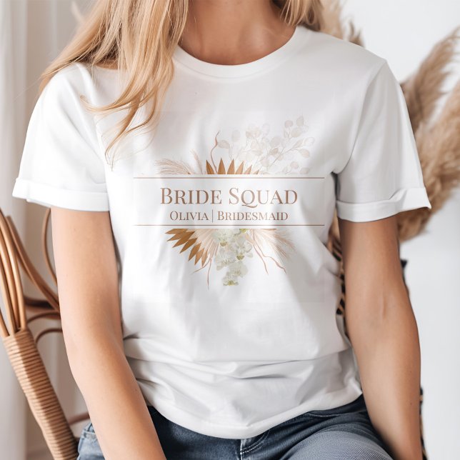 T-shirt Boho Terracotta Pampas Grass Orchid Équipe de mari (Boho Terracotta Pampas Grass Orchid Bride Squad T-Shirt on a young blond woman.)