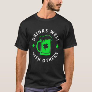 T-shirt Boire bien avec d'autres St Patrick's Day Boire