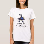 T-shirt Boire des sorcières mignonne Casquette sorcière bl<br><div class="desc">Ce T-shirt Halloween marrant et girly présente un visage de sorcière mignon (un casquette de sorcière bleu avec des lunes d'or et des étoiles et un bouquet bleu, noir et or sur une paire de sourcils et paupières voûtés faits de parties scintillant bleue). Ci-dessous, le texte noir dit "Buvez, sorcières...</div>