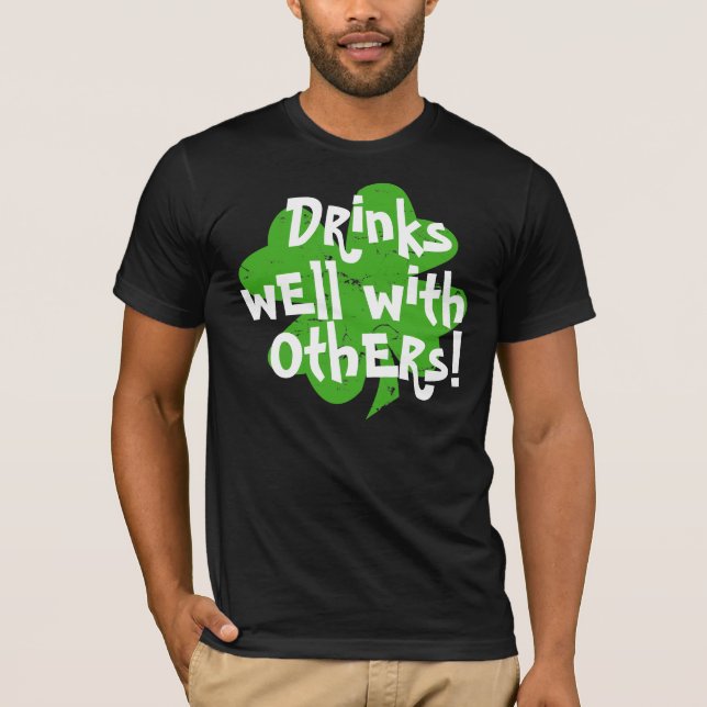 T-shirt Boissons bien avec d'autres (Devant)