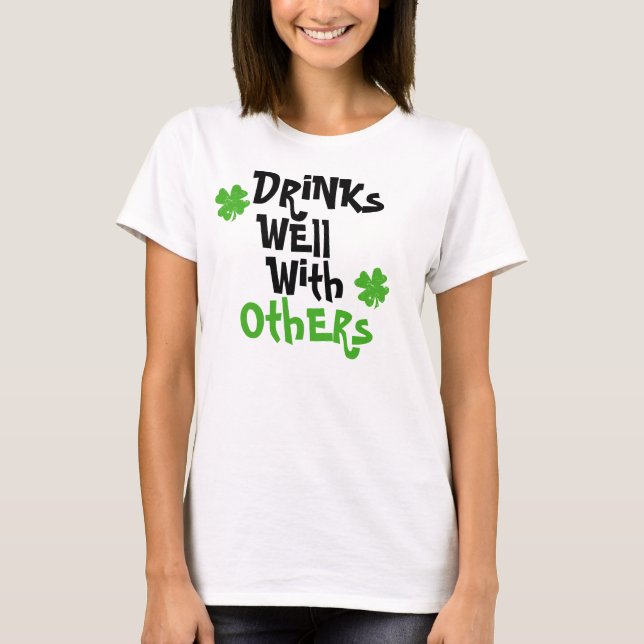 T-shirt Boissons bien avec d'autres (Devant)