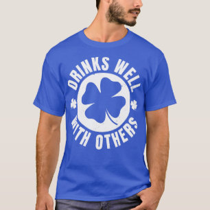 T-shirt Boissons bien avec d'autres Jour de la Saint Patri