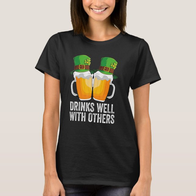 T-shirt Boissons bien avec d'autres St. Patrick's Day Drun (Devant)