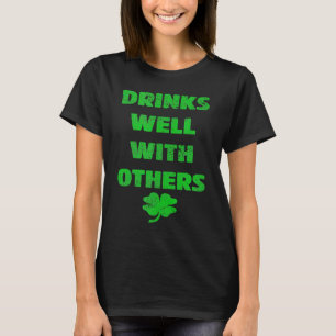 T-shirt Boit bien avec les autres qui boivent la Saint-Pat