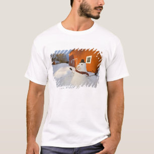 T-shirt Bonhomme de neige devant la grange rouge en