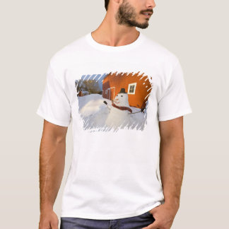 T-shirt Bonhomme de neige devant une grange rouge à Columb