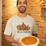 T-shirt Bonjour, Citrouille Automne Graphique<br><div class="desc">Ce tee graphique est parfait pour l'automne. Il présente des illustrations de trois citrouilles de style patchwork avec le slogan HELLO,  CITROUILLE en bas en lettres turquoises.</div>
