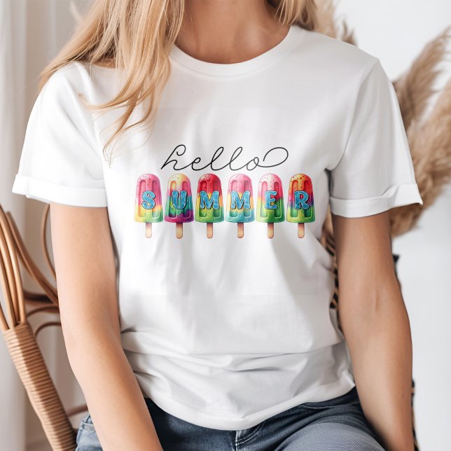 T-shirt "Bonjour été" Coloré crème glacée Pop (Young blond woman wearing a "Hello Summer" Colorful Ice Cream Pop T-Shirt.)
