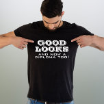 T-shirt Bonne apparence et diplôme Trop drôle Graduation<br><div class="desc">Bon Aspect Diplôme Trop Drôle T-shirt Graduation. Citation amusante pour un diplômé - Bon look et maintenant un diplôme aussi. La typographie blanche. Un grand cadeau pour un diplômé qui a obtenu son diplôme.</div>