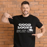T-shirt Bonne apparence et maintenant Diplôme Trop drôle G<br><div class="desc">Good Looks and Now a Diploma Too Funny Graduation Man T-Shirt. Citation amusante pour un diplômé - Bon look et maintenant un diplôme aussi. Casquette blanche et typographie. Un grand cadeau pour un diplômé qui a obtenu son diplôme.</div>