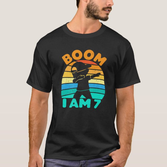 T-shirt Boom J'ai 7 ans 7ème anniversaire fête Dabbing (Devant)