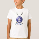 T-shirt Bouclier Maccabee Et Paroles<br><div class="desc">Représentation d'un bouclier de Maccabee et de deux lances. Le bouclier est orné d'un lion et d'un texte lisant "Yisrael" (Israël) dans l'alphabet paléo-hébreu. "Maccabee" apparaît aussi en hébreu moderne. Les Maccabées étaient des rebelles juifs qui ont libéré la Judée du joug de l'Empire seleucide. Chanukkah n'est pas seulement un...</div>