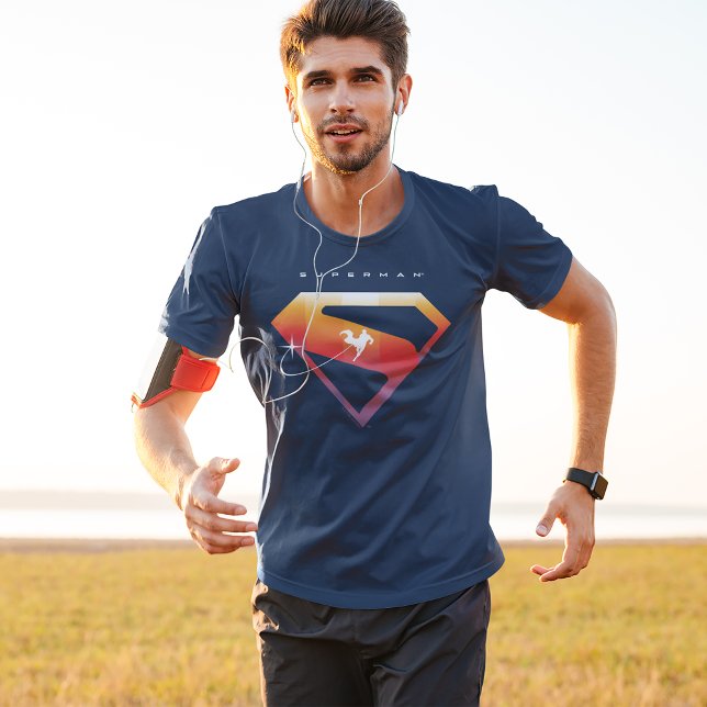 T-shirt Bouclier Superman Sunset Soar (Person wearing t-shirt)