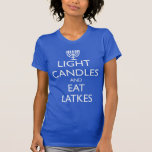 T-SHIRT BOUGIES LÉGÈRES ET MANGEZ DES LACS<br><div class="desc">Amusant pour Chanukah. BOUGIES LUMINEUSES ET MANGEZ DES LACS avec une ménorah. Conception basée sur le moral britannique de 1939.</div>
