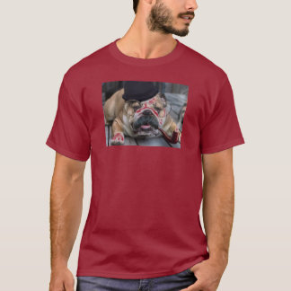 T-shirt Bouledogue avec le tuyau de tabagisme de moustache
