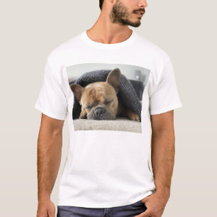 T-shirt bouledogue français sous la couverture