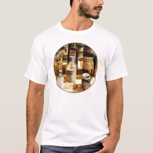 T-shirt Bouteilles de médicaments dans une armoire en verr