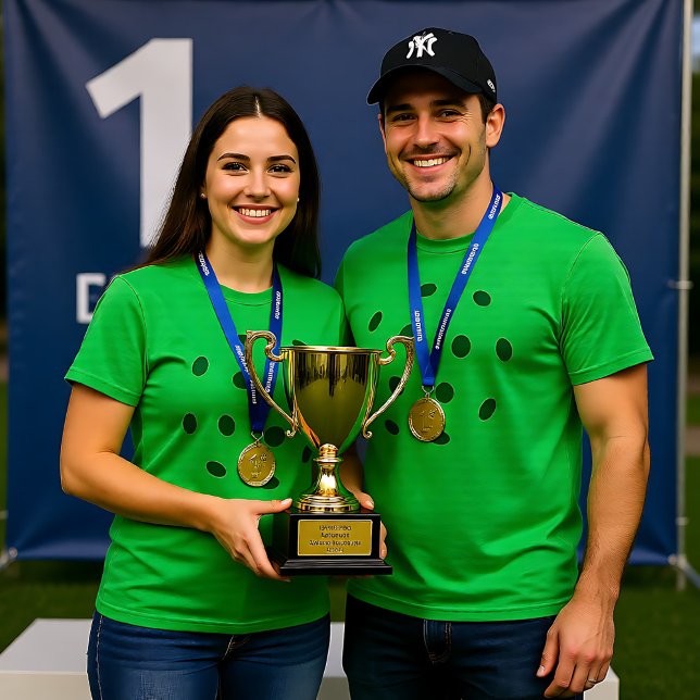 T-shirt Boutons verts de pickball (Green pickleball holes on green T-Shirt)