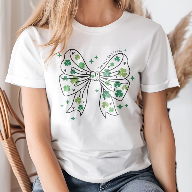 T-shirt Bow Vintage "Trop mignon" avec Shamrocks (Young woman wearing a "Too Cute" Vintage Bow with Shamrocks T-Shirt.)