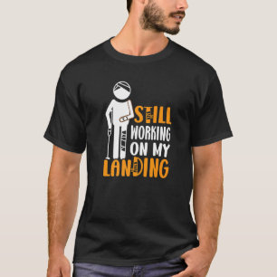 T-shirt Bras De Jambe Cassé Travaillant Toujours Sur Mon A