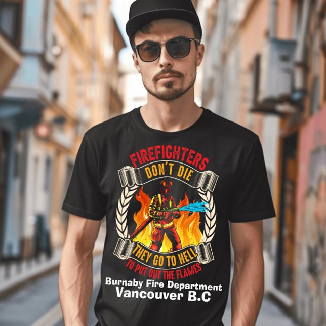 T-shirt Brave pompier combattant les flammes féroces au cr (Créateur téléchargé)