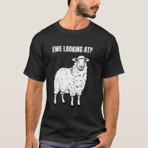T-shirt Brebis regardant un drôle d'éleveur de moutons et 