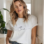 T-shirt Bride moderne élégant Mariage de typographie de sc<br><div class="desc">Bride Modern Elegant Script Typography Mariage T-Shirt présente le texte simple "Bride" dans une élégante typographie de script de calligraphie noire moderne. Parfait pour la mariée pour une douche nuptiale ou un jour de mariage. Conçu par Evco Studio www.zazzle.com/store/evcostudio</div>