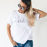T-shirt Bride Noir Blanc mariage de script moderne<br><div class="desc">T-shirt de mariée mariage avec "mariée" en belle typographie de script imprimé sur le devant. Chemise mignonne et simple dans un script noir chic. Fait une grande douche nuptiale,  une fête de bachelorette ou un cadeau mariage pour l'avenir Mme!</div>