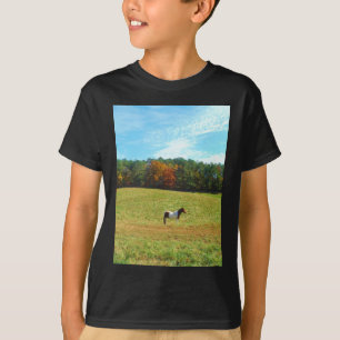 T-shirt Brown & cheval blanc, arbres d'automne, ciel bleu