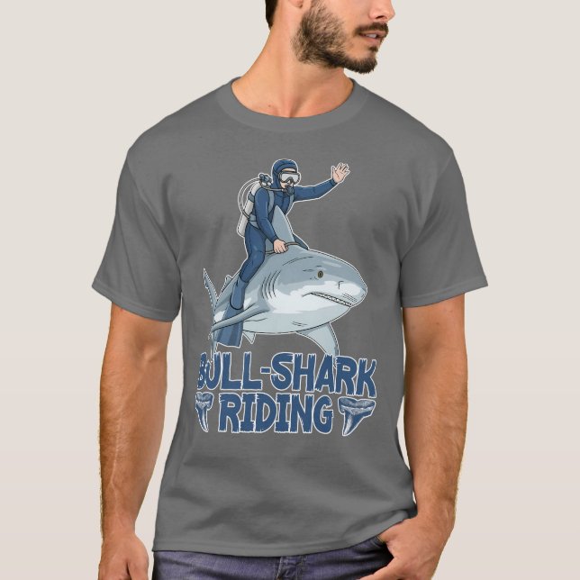 T-shirt Bull Shark Riding (Devant)