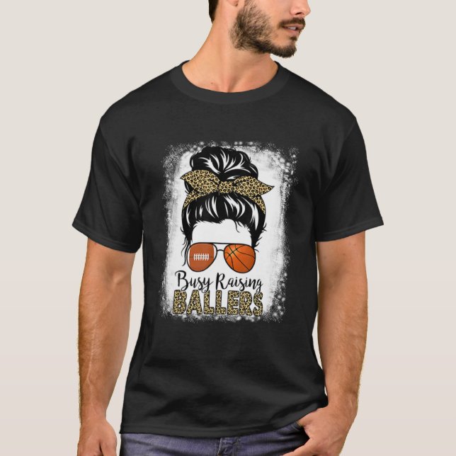 T-shirt Busy Raising Ballers Basketball And Football Mom M (Devant)