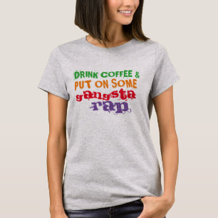 T-shirt buvez du café et mettez dessus une certaine pièce