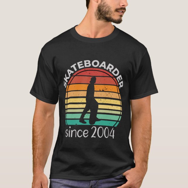 T-shirt Cadeau d'anniversaire Skateboarder Né 2004 (Devant)