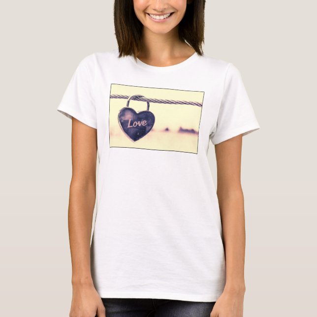 T-shirt Cadenas d'amour en forme de coeur attaché à une co (Devant)