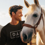T-shirt Cadre Blanc Simple Et Moderne - Papa Est. 2024<br><div class="desc">Cadre blanc géométrique simple et moderne avec papa et est. Texte blanc personnalisable 2024.</div>
