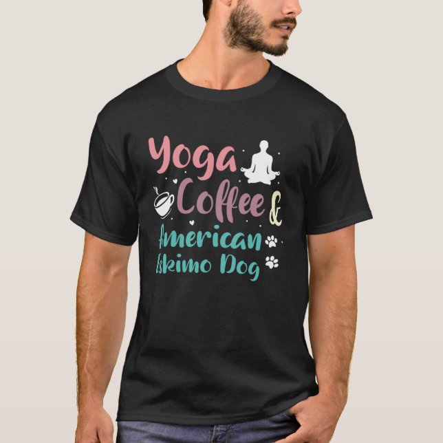 T-shirt Café De Yoga Et Chiens Américains D'Esquimau (Devant)