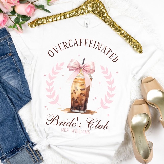 T-shirt Café glacé de la mariée surcaféinée Club Mme Nom (Pink bow Over caffeinated bride's club wedding day white t-shirt gift, custom Mrs name, bachelorette)