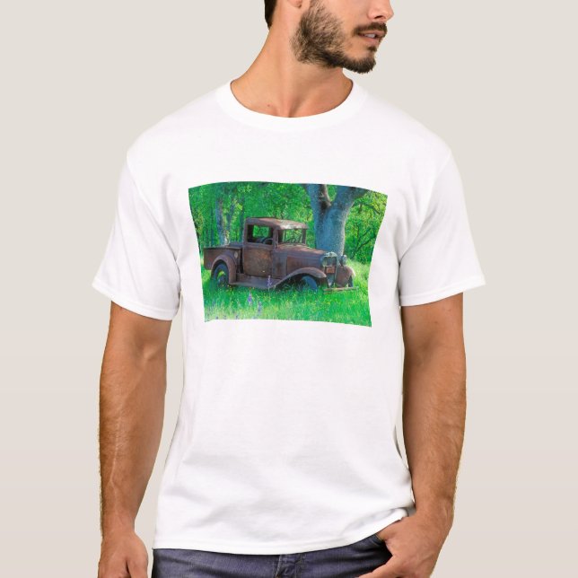 T-shirt Camion antique rouillé dans un pré (Devant)