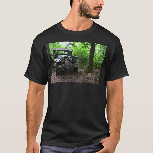 T-shirt Camion De La Deuxième Guerre Mondiale En Forêt. (Devant)